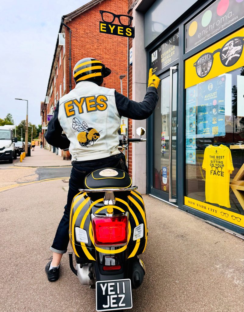 YE11 JEZ with Bees Levi
